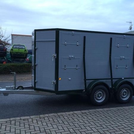 Aufnahme eines Pferdeanhängers von der Seite