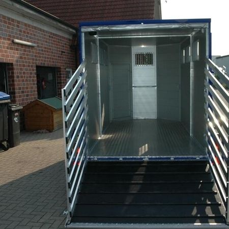 Aufnahme eines Pferdeanhängers mit ausgefahrener Rampe
