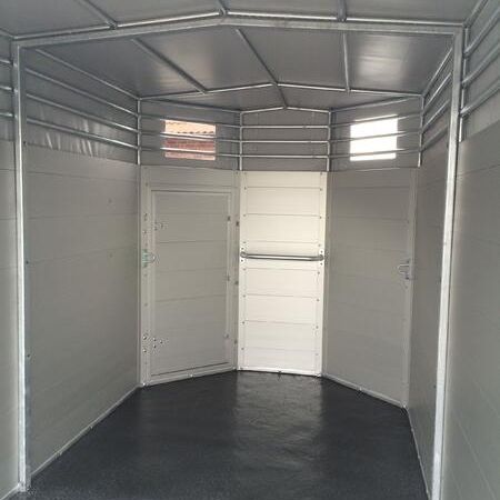 Aufnahme eines Pferdeanhängers von innen