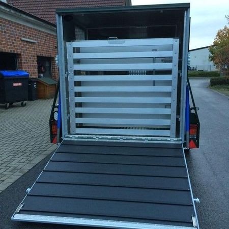 Aufnahme eines Pferdeanhängers mit ausgefahrener Rampe