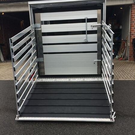 Aufnahme eines Pferdeanhängers mit ausgefahrener Rampe