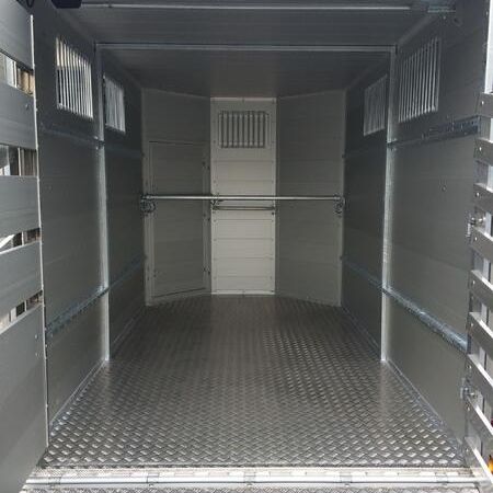 Aufnahme des Innenraums eines Pferdeanhängers