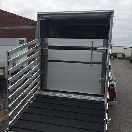 Aufnahme eines Pferdeanhängers mit ausgefahrener Rampe