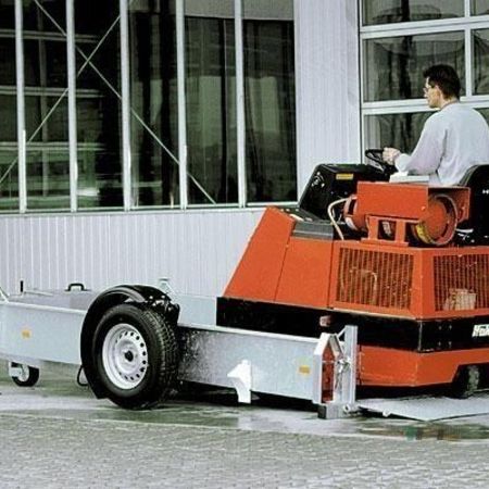 Aufnahme eines Spezial-Pkw-Anhängers, auf den gerade ein technisches Fahrzeug geladen wird