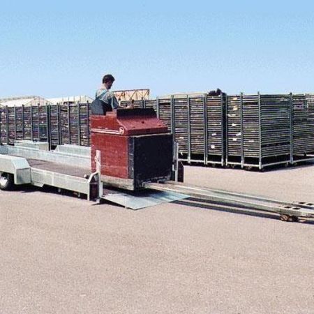 Aufnahme eines Spezial-Pkw-Anhängers, von dem gerade ein Gabelstapler abgeladen wird
