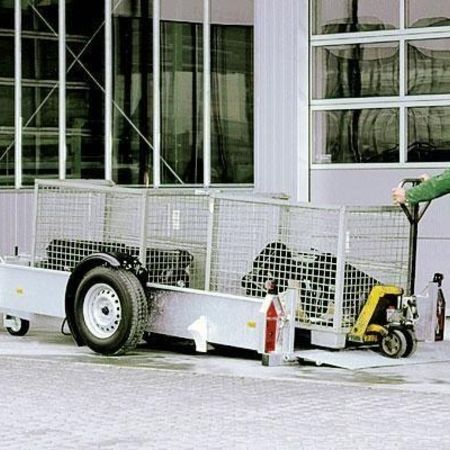 Aufnahme eines Spezial-Pkw-Anhängers, auf den gerade große Körbe aus Metall geladen werden