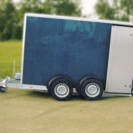 Aufnahme eines Spezial-Pkw-Anhängers mit blauer Außenverkleidung