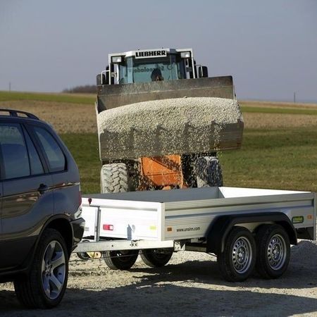 Aufnahme eines Kastenanhängers, welcher an ein Fahrzeug gekoppelt ist