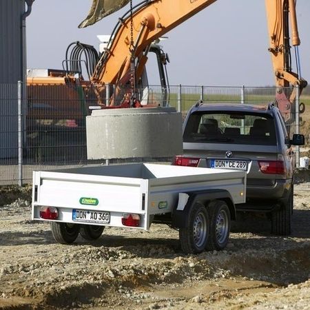 Aufnahme eines Kastenanhängers, welcher an ein Fahrzeug gekoppelt ist
